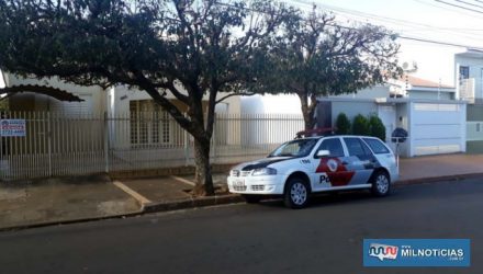 PM verifica na casa da frente a que foi furtada as imagens de câmeras de segurança. Foto: MANOEL MESSIAS/Agência