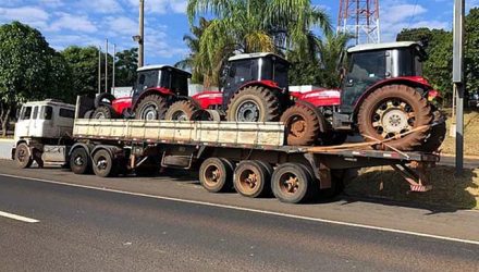 Caminhão carregando três tratores foi apreendido. Foto: Jales Noticias