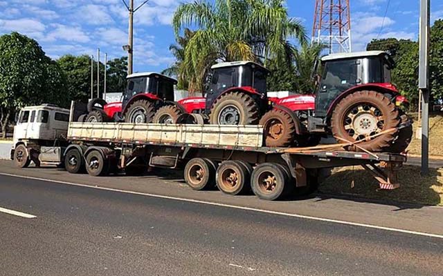 Caminhão carregando três tratores foi apreendido. Foto: Jales Noticias