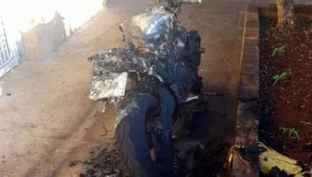 Motocicleta ficou completamente destruída. foto: Ourinhos Noticias