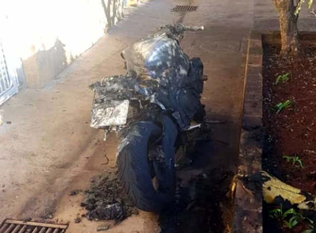 Motocicleta ficou completamente destruída. foto: Ourinhos Noticias