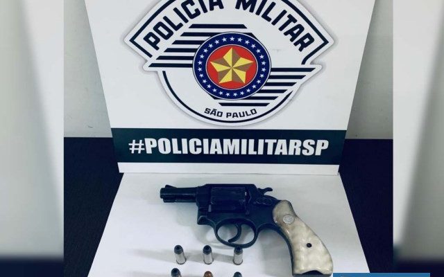 Foi apreendido um revolver calibre .38mm, oxidado, marca Taurus, com 06 munições intactas, além da numeração estar suprimida (raspada). Foto: DIVULGAÇÃO/PM