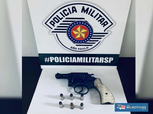 Foi apreendido um revolver calibre .38mm, oxidado, marca Taurus, com 06 munições intactas, além da numeração estar suprimida (raspada). Foto: DIVULGAÇÃO/PM