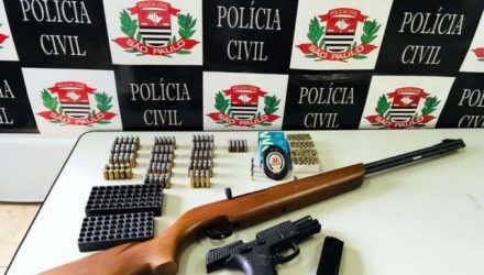 Foram apreendidas uma pistola .45, com 8 munições,  uma espingarda calibre .22, com 4 munições, além de outras várias munições de diversos calibres. Foto: DIVULGAÇÃO