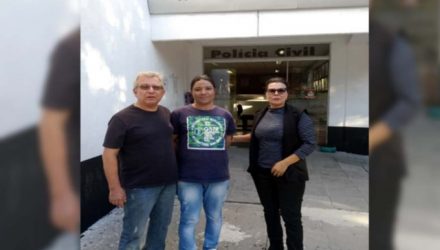 Delegado Tadeu (esq.), e investigadora Nadir com o falso seminarista no momento da prisão do acusado. Foto: DIVULGAÇÃO