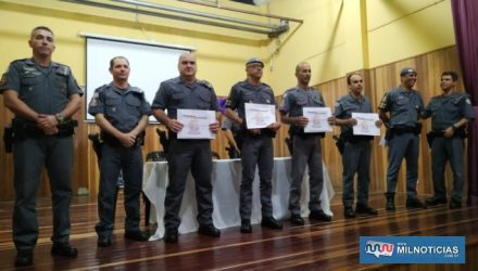 A partir da esq., sargento PM Vieira e Capitão PM Romansini e na outra ponta tenente coronel PM Marcelo, com os destaques de abril/19. Foto: DIVULGAÇÃO