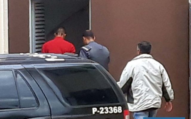 O acusado (camiseta vermelha), foi encaminhado ao fórum local na quinta-feira, 27, para ser ouvido em audiência de custódia. Foto: MANOEL MESSIAS/Agência