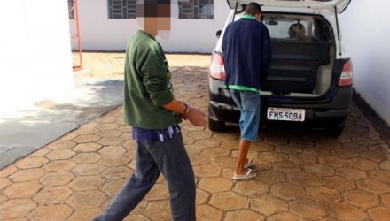 O outro adolescente de 13 anos (de blusa verde, atrás), mora com os pais, mas tratava com deboche a situação de ser detido por tráfico. Foto: MANOEL MESSIAS/Agência