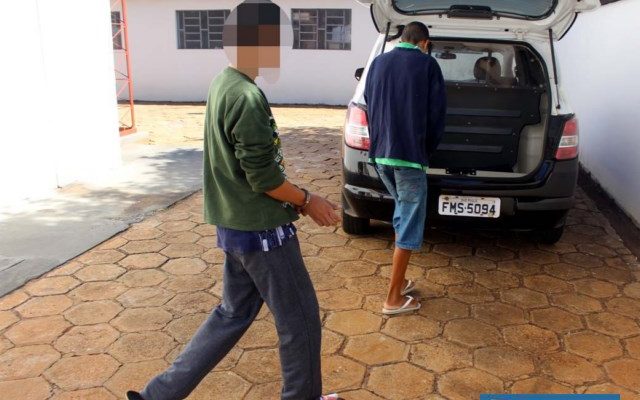 O outro adolescente de 13 anos (de blusa verde, atrás), mora com os pais, mas tratava com deboche a situação de ser detido por tráfico. Foto: MANOEL MESSIAS/Agência