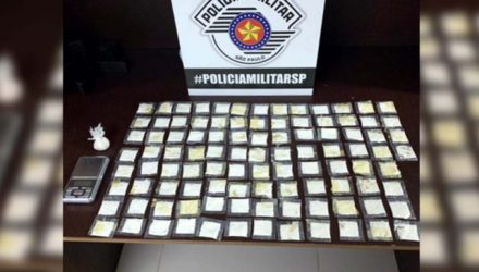 Foram apreendidas mais de 100 porções de cocaína e uma balança de precisão. Foto: DIVULGAÇÃO/PM