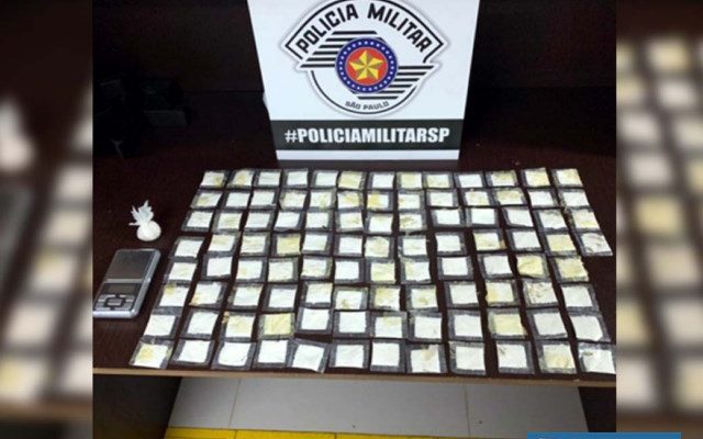 Foram apreendidas mais de 100 porções de cocaína e uma balança de precisão. Foto: DIVULGAÇÃO/PM