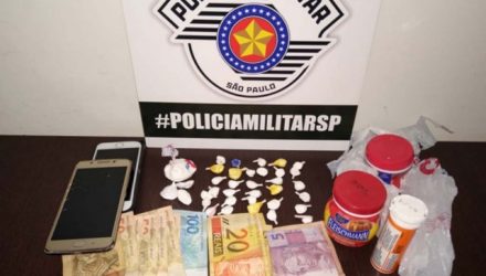 Casal foi preso com  32 porções de cocaína e a quantia de R$ 595,00. Foto: DIVULGAÇÃO/PM