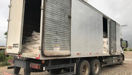 Droga estava escondida em carga de farinha na BR-116 — Foto: SSP/ Divulgação.