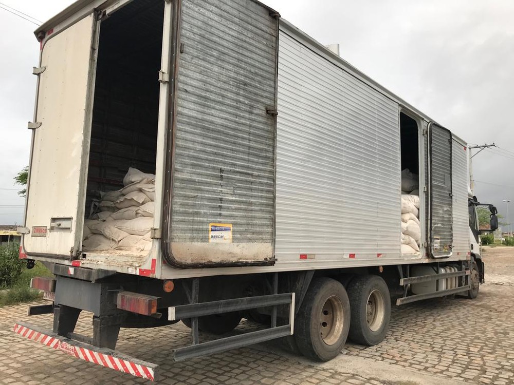 Droga estava escondida em carga de farinha na BR-116 — Foto: SSP/ Divulgação.