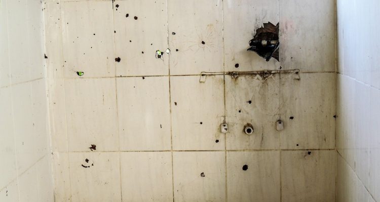 Marcas de tiros em casa no Fallet — Foto: Thathiana Gurgel/Defensoria Pública.