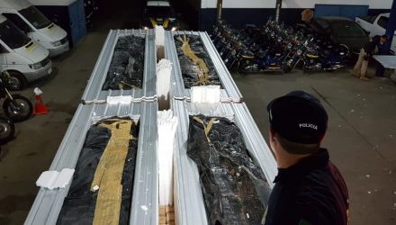 Quatro toneladas de maconha foram escondidas em caminhão interceptado na BR-116, região de Magé — Foto: Polícia Rodoviária Federal / Divulgação.