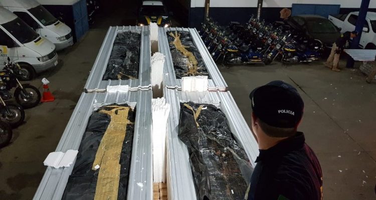Quatro toneladas de maconha foram escondidas em caminhão interceptado na BR-116, região de Magé — Foto: Polícia Rodoviária Federal / Divulgação.