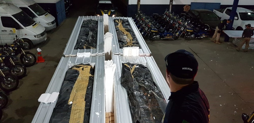 Quatro toneladas de maconha foram escondidas em caminhão interceptado na BR-116, região de Magé — Foto: Polícia Rodoviária Federal / Divulgação.