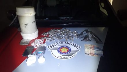 A Polícia Militar foi acionada através de uma denúncia anônima que localizou a droga na casa do suspeito em Marília — Foto: Polícia Militar/Divulgação.
