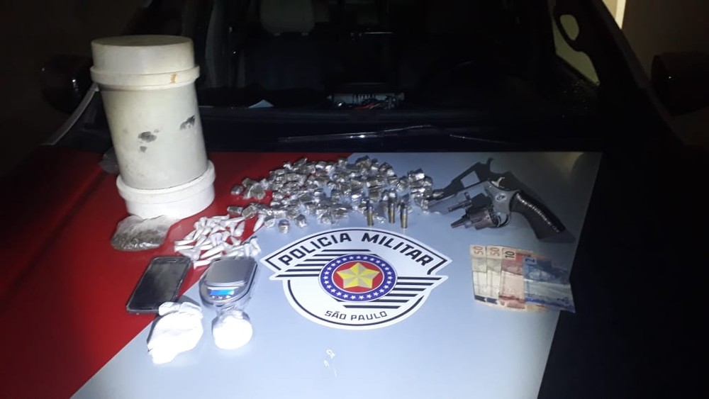 A Polícia Militar foi acionada através de uma denúncia anônima que localizou a droga na casa do suspeito em Marília — Foto: Polícia Militar/Divulgação.
