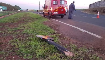 Placa de sinalização na SP-304 foi derrubada após o choque da motocicleta — Foto: Tem Coisas que só Acontecem em Jaú/Divulgação.