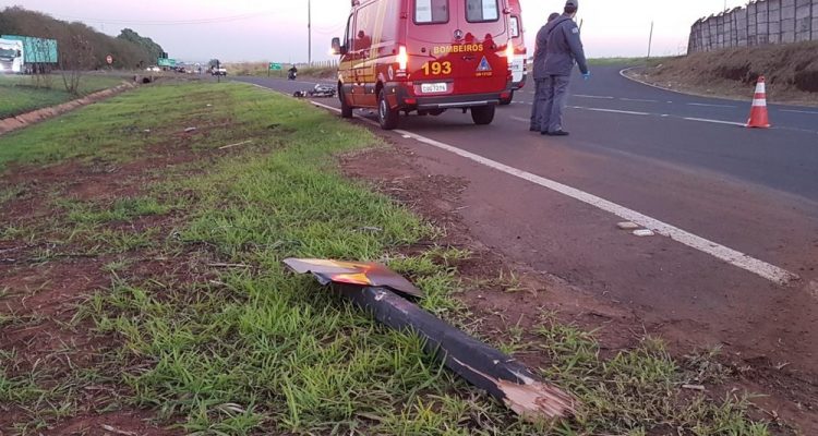 Placa de sinalização na SP-304 foi derrubada após o choque da motocicleta — Foto: Tem Coisas que só Acontecem em Jaú/Divulgação.