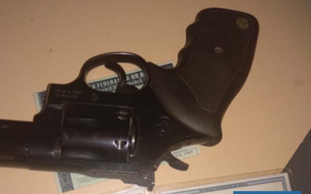 Comerciante carregava um revólver calibre .38mm, municiado, com registro de posse, porém, sem o de porte obrigatório. Foto: DIVULGAÇÃO