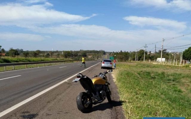 Automóvel acertou com força a traseira da motocicleta Hornet 600cc, na cor laranja. Foto: DIVULGAÇÃO