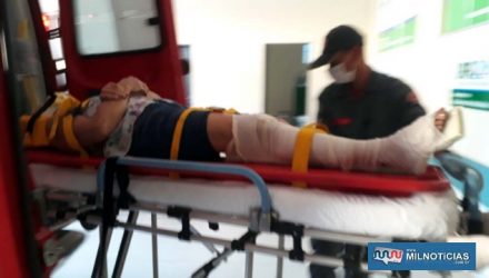 Mulher conduzia a motocicleta e sofreu uma pancada na perna direita, além de escoriações leves pelo corpo. Foto: MANOEL MESSIAS/Agência
