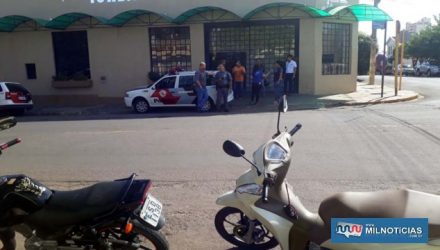 Comerciante ferido (camiseta laranja), voltou ao local do acidente, assim como o patrão da vítima mais grave. Foto: MANOEL MESSIAS/Agência