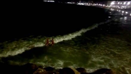 Bombeiros resgatam jovem de 18 anos que morreu afogado na Praia de Iracema, em Fortaleza. — Foto: Arquivo Pessoal.