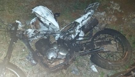 Moto usada pelos suspeitos de homicídio foi encontrada queimada — Foto: Polícia Civil/Divulgação.