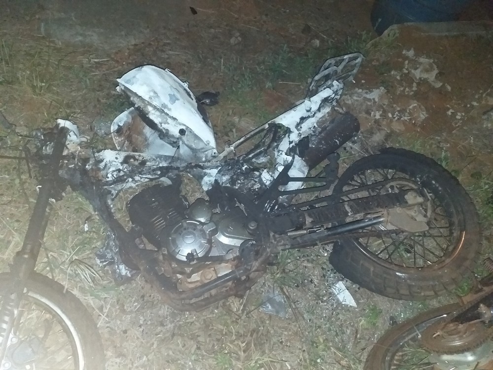 Moto usada pelos suspeitos de homicídio foi encontrada queimada — Foto: Polícia Civil/Divulgação.