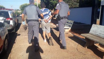 Depois de tomar um “sossega leão”, homem foi recambiado para o plantão policial para registro da ocorrência. Foto: MANOEL MESSIAS/Agência