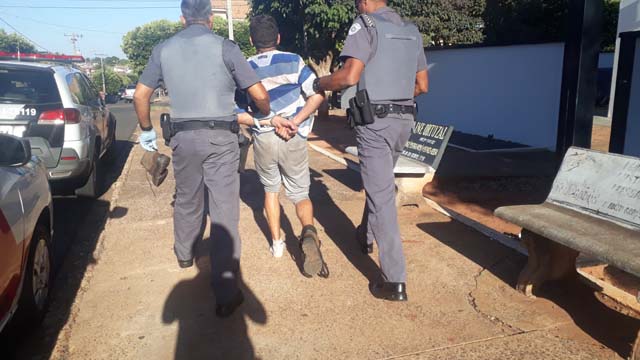 Depois de tomar um “sossega leão”, homem foi recambiado para o plantão policial para registro da ocorrência. Foto: MANOEL MESSIAS/Agência