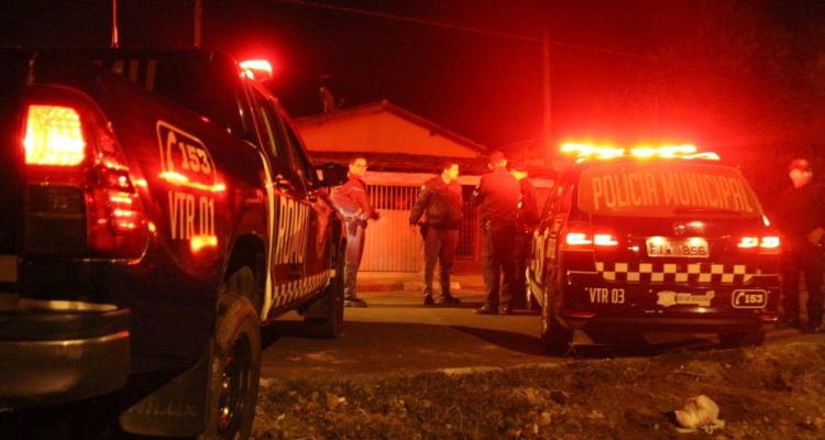 Polícia Militar e Guarda Municipal apagam chamas em residência de Artur Nogueira — Foto: nogueirense.com.br.