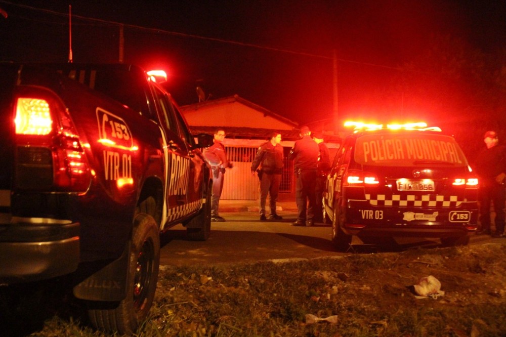 Polícia Militar e Guarda Municipal apagam chamas em residência de Artur Nogueira — Foto: nogueirense.com.br.