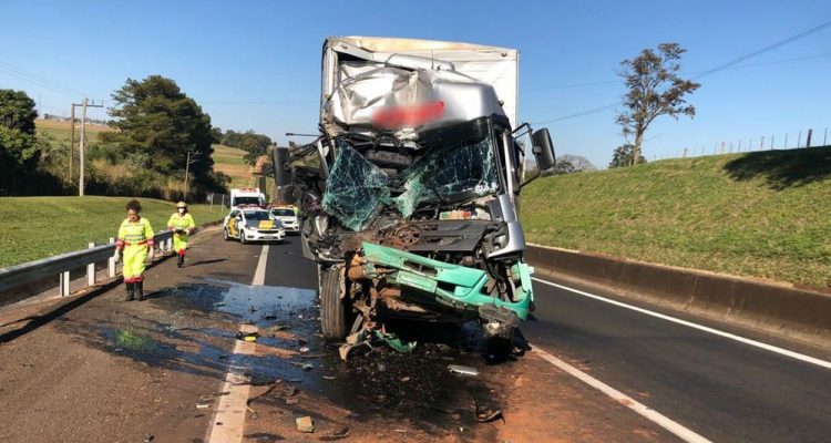 Motorista do caminhão-baú ficou preso nas ferragens e foi socorrido com ferimentos leves — Foto: Polícia Rodoviária/Divulgação