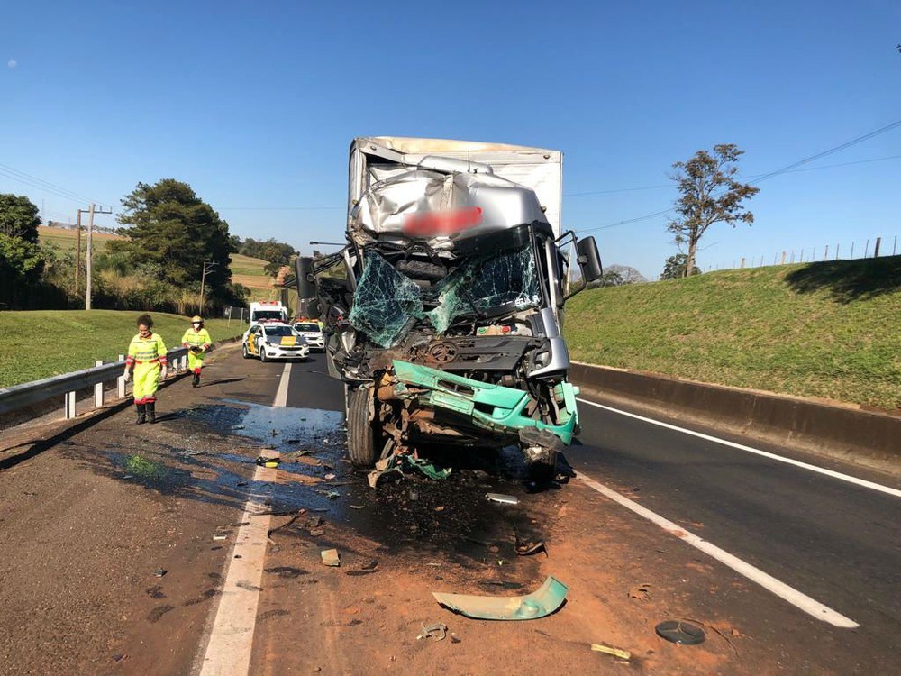 Motorista do caminhão-baú ficou preso nas ferragens e foi socorrido com ferimentos leves — Foto: Polícia Rodoviária/Divulgação