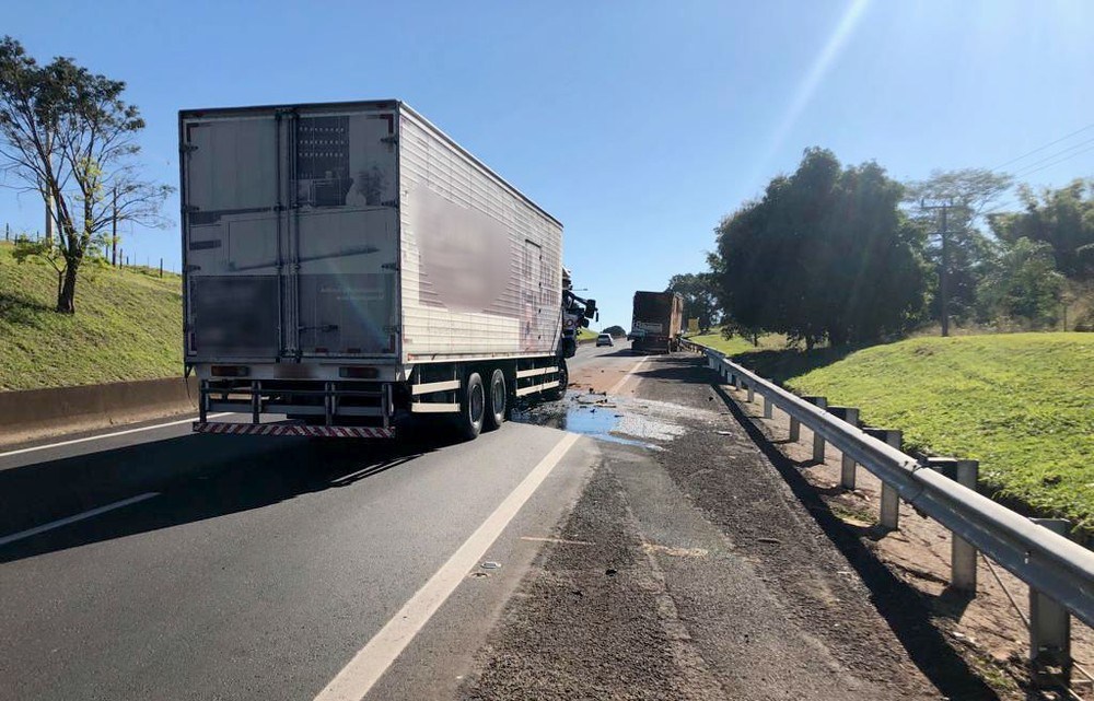 Acidente provocou interdição da SP-270 apenas durante o resgate do motorista do caminhão — Foto: Polícia Rodoviária/Divulgação