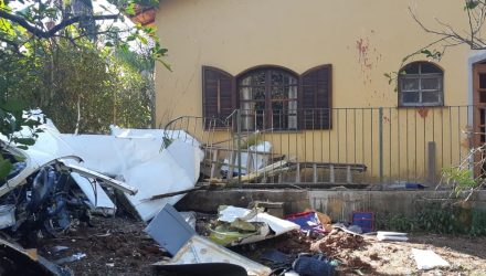 Destroços da aeronave ficaram espalhados na frente da casa — Foto: Bombeiros/Divulgação.