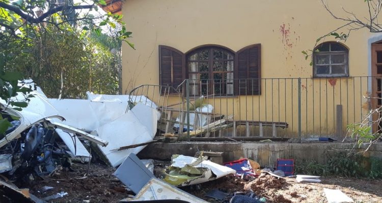 Destroços da aeronave ficaram espalhados na frente da casa — Foto: Bombeiros/Divulgação.