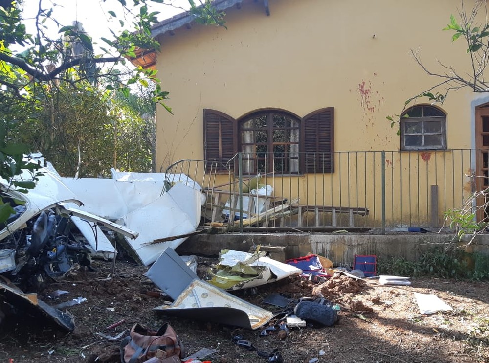 Destroços da aeronave ficaram espalhados na frente da casa — Foto: Bombeiros/Divulgação.