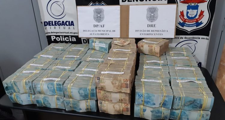 Avião com R$ 4,6 milhões em malas de dinheiro foi apreendido após pouso forçado em Alta Floresta — Foto: Polícia Civil de Alta Floresta (MT).