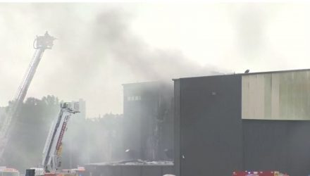 Queda de avião sobre galpão em Addison, no Texas, causou incêndio — Foto: NBC/Reuters TV.