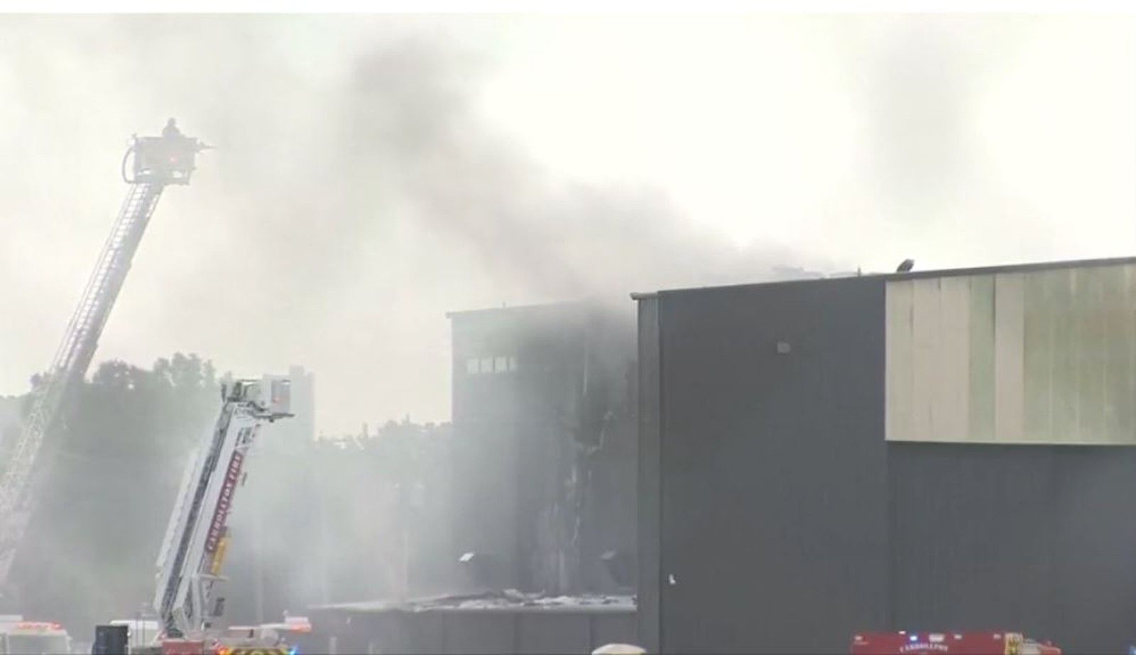 Queda de avião sobre galpão em Addison, no Texas, causou incêndio — Foto: NBC/Reuters TV.