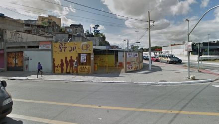 Homem interveio em discussão por ciúmes entre ex-casal e acabou morto em bar em SP — Foto: Google Street View/reprodução.
