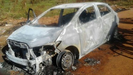 Vítima foi encontrada esfaqueada em valeta, próximo a carro incendiado (Foto: Divulgação)