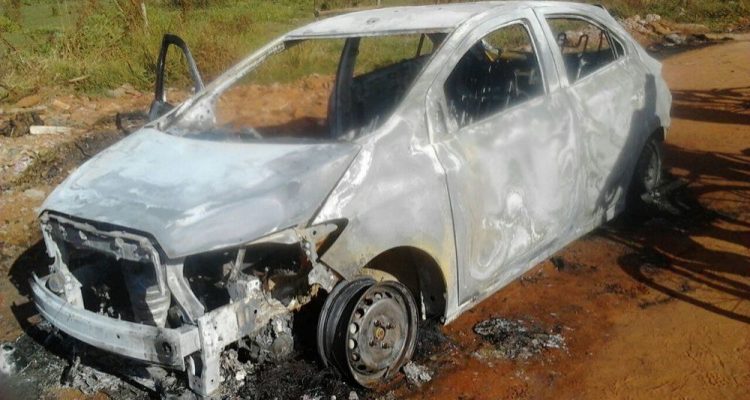 Vítima foi encontrada esfaqueada em valeta, próximo a carro incendiado (Foto: Divulgação)