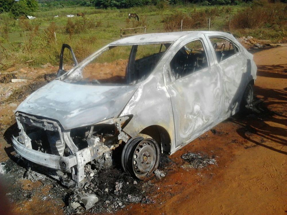 Vítima foi encontrada esfaqueada em valeta, próximo a carro incendiado (Foto: Divulgação)